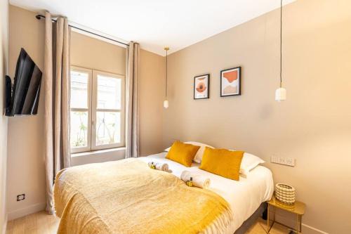 Lovely apartment in the heart of Paris, Париж