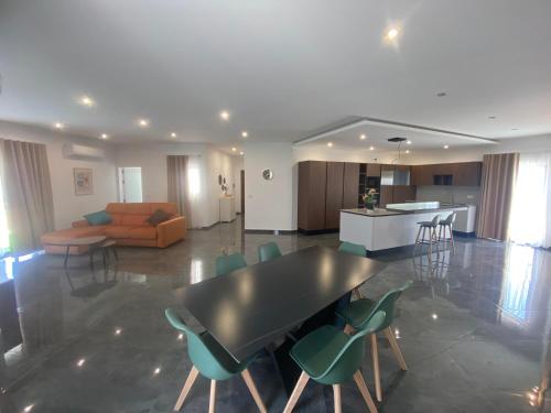 Frank's 350 Sqm Churchill Penthouse