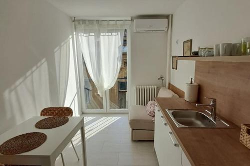 Chic & Comfy Hideaway in the Heart of the City - image 3