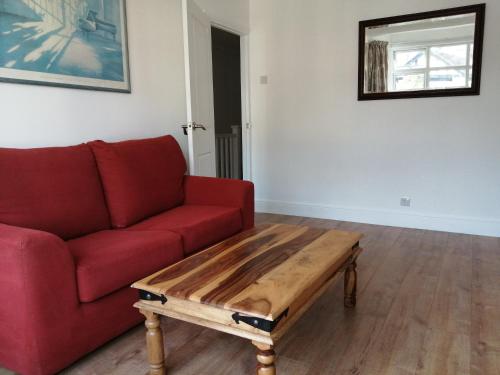 Lovely 3 Bedrooms Flat Near Romford Station With Free Parking