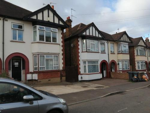 Lovely 3 Bedrooms Flat Near Romford Station With Free Parking