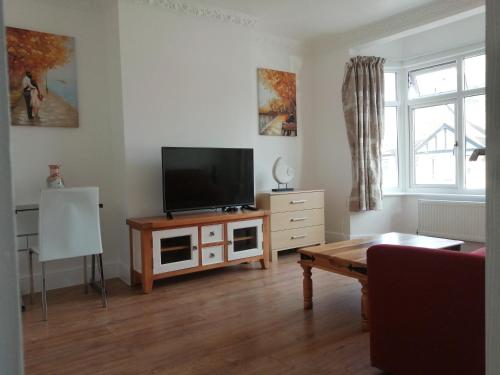 Lovely 3 Bedrooms Flat Near Romford Station With Free Parking - Apartment - Romford