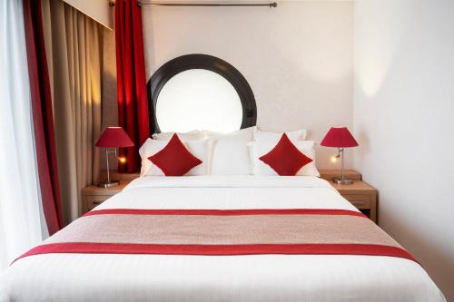 1 queen bed, 1 sofa bed