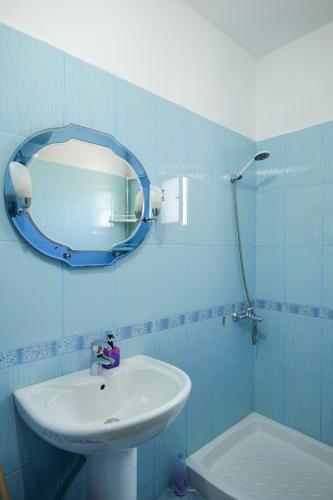 Family Room image 10