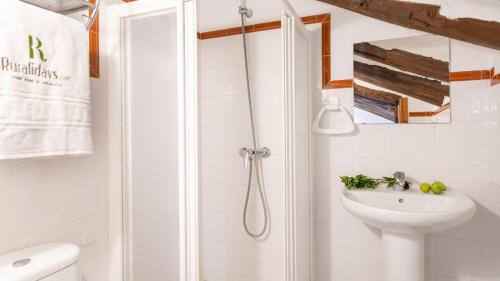 浴室, Cortijo Alzamigaja Archidona by Ruralidays in 阿切多納