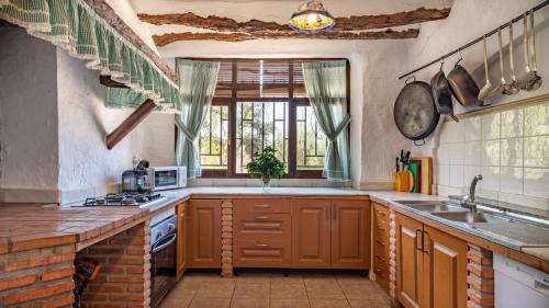 廚房, Cortijo Alzamigaja Archidona by Ruralidays in 阿切多納