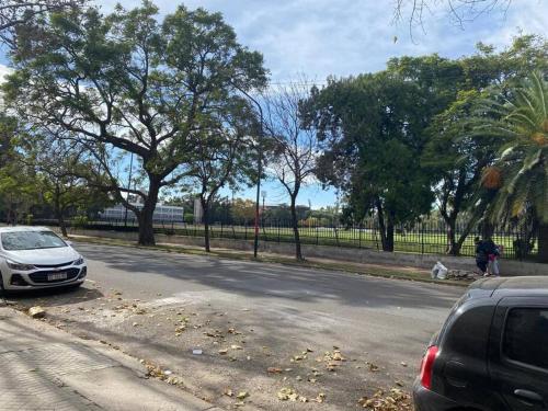 2 dormitorios- Casa en planta alta frente al Parque