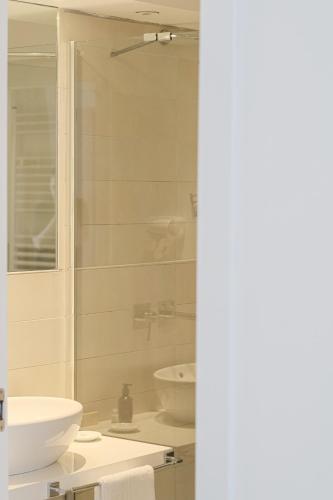 Double or Twin Room image 4