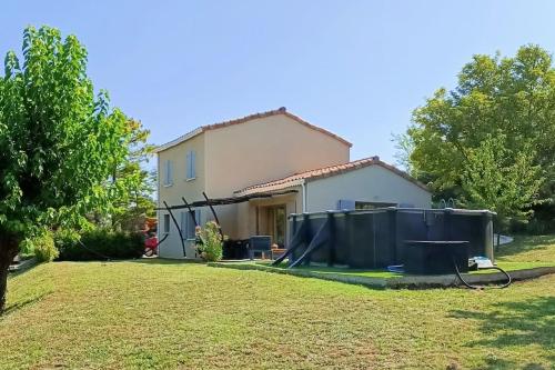 Maison moderne avec piscine.