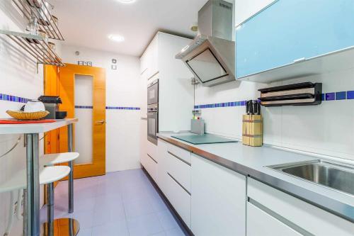 A&N Spacious Family Apartment with Pool & Parking - image 5