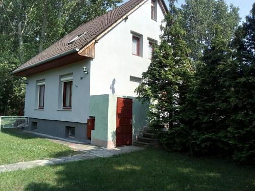 Viesnīcas āriene, F 106 Vendégház (F 106 Vendeghaz) in Fertőhomok