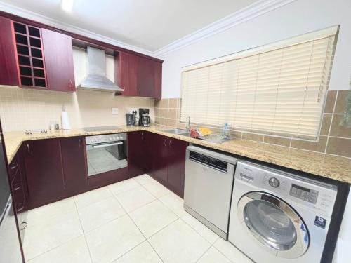 Ursula's Upmarket Apartment - Panoramic Views, Large Patio - Braai, WIFI - DSTV
