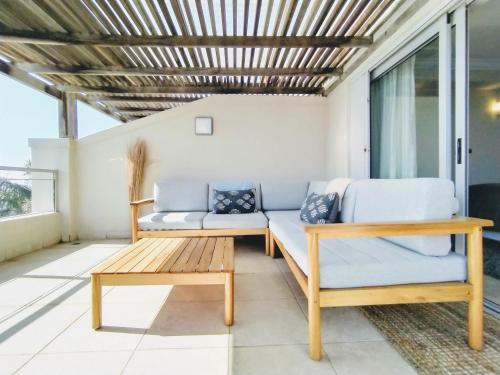 Ursula's Upmarket Apartment - Panoramic Views, Large Patio - Braai, WIFI - DSTV