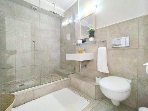 Ursula's Upmarket Apartment - Panoramic Views, Large Patio - Braai, WIFI - DSTV