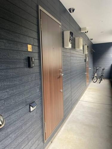 箱根湯本から一駅。大正〜昭和の家具に囲まれた、緑香るウッドテラスのある宿。高台から小田原の街を一望  箱根湯本から一駅。大正〜昭和の家具に囲まれた、緑香るウッドテラスのある宿。高台から小田原の街を一望