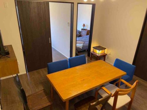 箱根湯本から一駅。大正〜昭和の家具に囲まれた、緑香るウッドテラスのある宿。高台から小田原の街を一望  箱根湯本から一駅。大正〜昭和の家具に囲まれた、緑香るウッドテラスのある宿。高台から小田原の街を一望