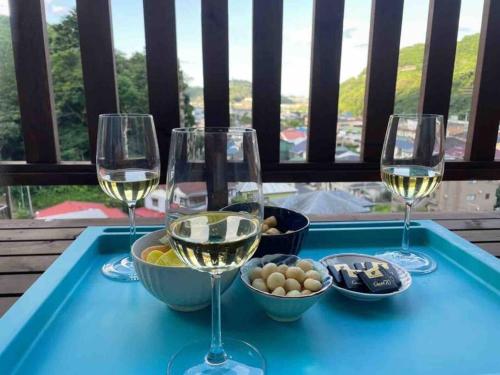 箱根湯本から一駅。大正〜昭和の家具に囲まれた、緑香るウッドテラスのある宿。高台から小田原の街を一望  箱根湯本から一駅。大正〜昭和の家具に囲まれた、緑香るウッドテラスのある宿。高台から小田原の街を一望