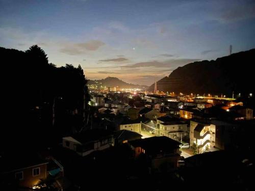 箱根湯本から一駅。大正〜昭和の家具に囲まれた、緑香るウッドテラスのある宿。高台から小田原の街を一望  箱根湯本から一駅。大正〜昭和の家具に囲まれた、緑香るウッドテラスのある宿。高台から小田原の街を一望