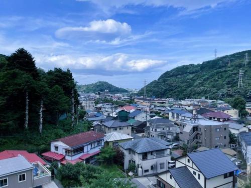 箱根湯本から一駅。大正〜昭和の家具に囲まれた、緑香るウッドテラスのある宿。高台から小田原の街を一望  箱根湯本から一駅。大正〜昭和の家具に囲まれた、緑香るウッドテラスのある宿。高台から小田原の街を一望