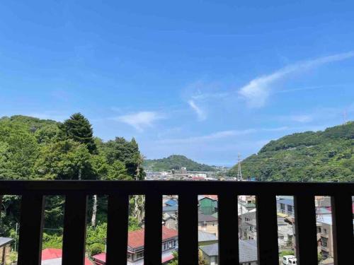 箱根湯本から一駅。大正〜昭和の家具に囲まれた、緑香るウッドテラスのある宿。高台から小田原の街を一望  箱根湯本から一駅。大正〜昭和の家具に囲まれた、緑香るウッドテラスのある宿。高台から小田原の街を一望