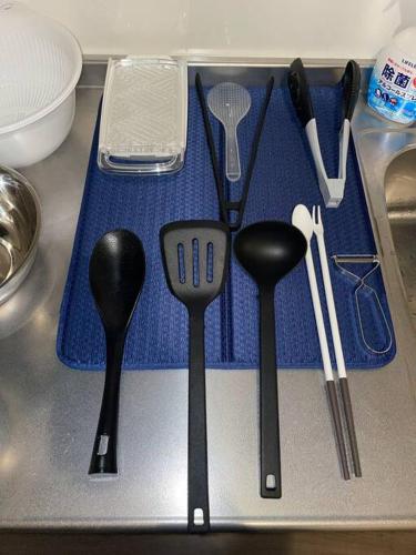 箱根湯本から一駅。大正〜昭和の家具に囲まれた、緑香るウッドテラスのある宿。高台から小田原の街を一望  箱根湯本から一駅。大正〜昭和の家具に囲まれた、緑香るウッドテラスのある宿。高台から小田原の街を一望