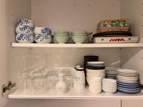 箱根湯本から一駅。大正〜昭和の家具に囲まれた、緑香るウッドテラスのある宿。高台から小田原の街を一望  箱根湯本から一駅。大正〜昭和の家具に囲まれた、緑香るウッドテラスのある宿。高台から小田原の街を一望