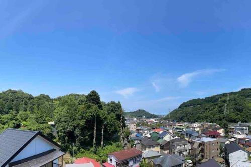 箱根湯本から一駅。大正〜昭和の家具に囲まれた、緑香るウッドテラスのある宿。高台から小田原の街を一望  箱根湯本から一駅。大正〜昭和の家具に囲まれた、緑香るウッドテラスのある宿。高台から小田原の街を一望