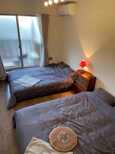 箱根湯本から一駅。大正〜昭和の家具に囲まれた、緑香るウッドテラスのある宿。高台から小田原の街を一望  箱根湯本から一駅。大正〜昭和の家具に囲まれた、緑香るウッドテラスのある宿。高台から小田原の街を一望