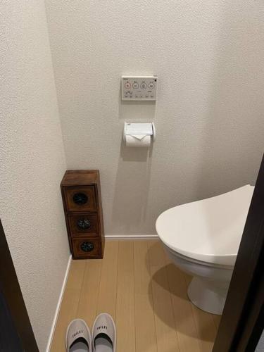 箱根湯本から一駅。大正〜昭和の家具に囲まれた、緑香るウッドテラスのある宿。高台から小田原の街を一望  箱根湯本から一駅。大正〜昭和の家具に囲まれた、緑香るウッドテラスのある宿。高台から小田原の街を一望