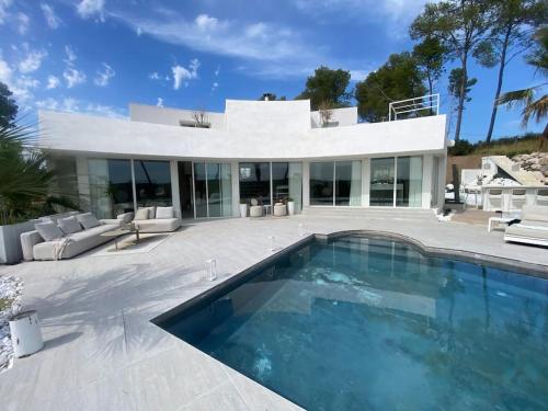 Swimming pool, Villa design vue panoramique near Parking du complexe sportif municipal