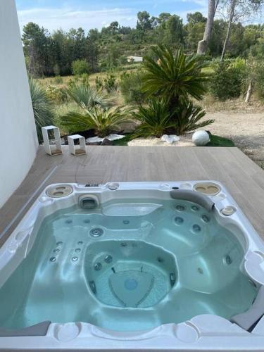 Hot tub, Villa design vue panoramique near Parking du complexe sportif municipal