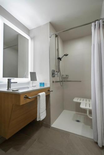 Delta Hotels by Marriott Richmond Downtown - image 3