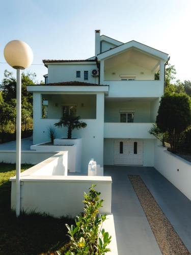 Three-Bedroom Villa image 8