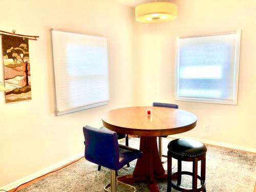 Homey 2 bedroom Apartment, Minutes from Everything! in Minneapolis, USA