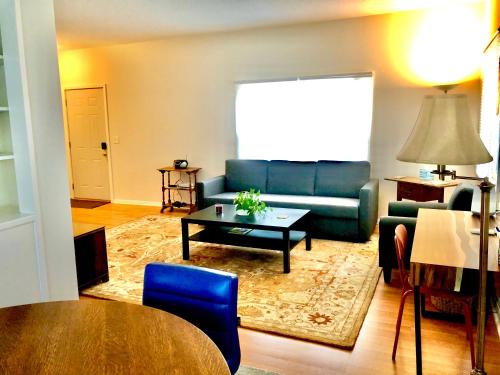 Homey 2 bedroom Apartment, Minutes from Everything! in Minneapolis, USA