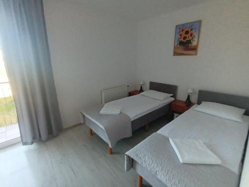 2 twin beds