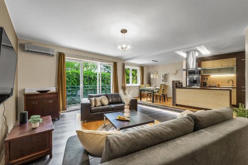 90m2 Prestige Suite - Parking & Jacuzzi & AirCon by Rentujemy, Варшава