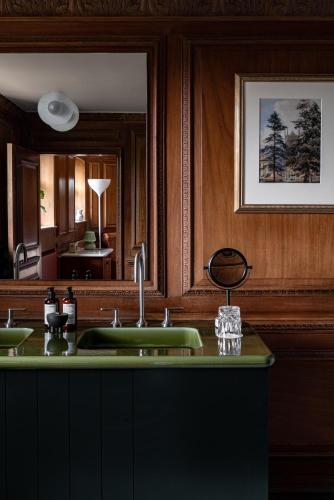 Cowley Manor Hotel - image 8