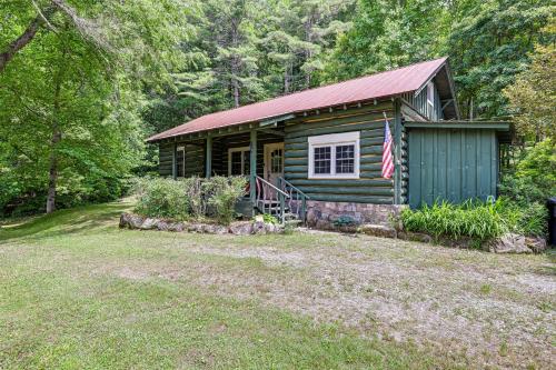Historic Sapphire Cabin with Porch, Updated Interior in Sapphire, USA
