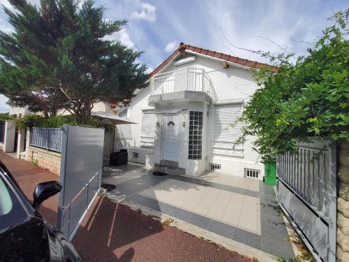 Bejárat, Charmante villa proche de la gare et de Paris in Les Pavillons-sous-Bois