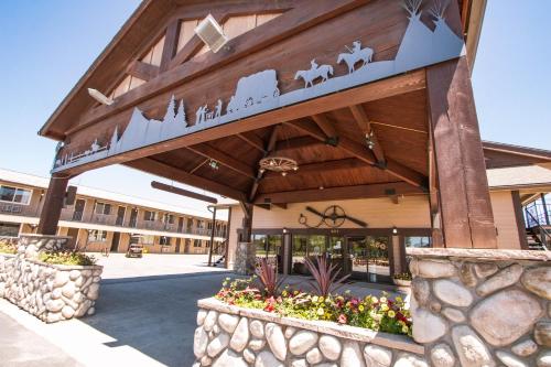 A szálláshely kívülről, Brandin' Iron Inn in West Yellowstone városközpont