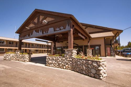 A szálláshely kívülről, Brandin' Iron Inn in West Yellowstone városközpont