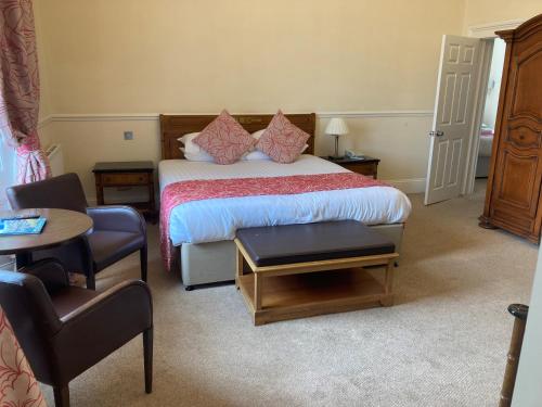 1 double bed, 2 twin beds