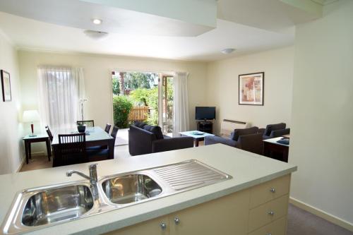 Kitchen, Comfort Apartments Royal Gardens in Fitzroy