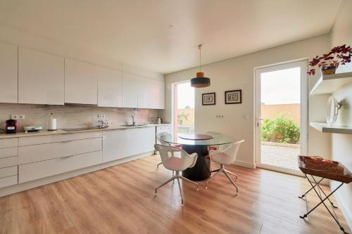 Konyha, 2BR Farmhouse with Swimming Pool, By TimeCooler in Sobral de Monte Agraco