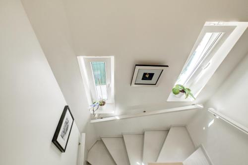 Comfortable Town House in Quiet Area by LovelyStay, Лиссабон (фото 8)