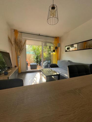 Agreable T2 traversant RDC avec terrasse - balcon - Parking 2 places - Clim portative in Alco