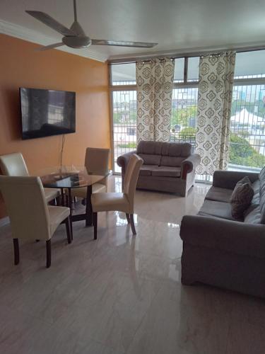 Sea Breeze Penthouse Apartment near สนามบินนานาชาตินอร์แมน แมนลีย์