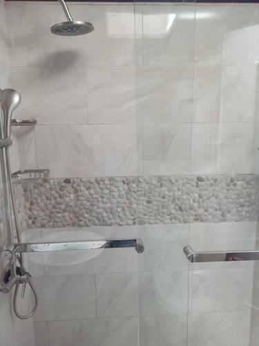 Sea Breeze Penthouse Apartment near สนามบินนานาชาตินอร์แมน แมนลีย์