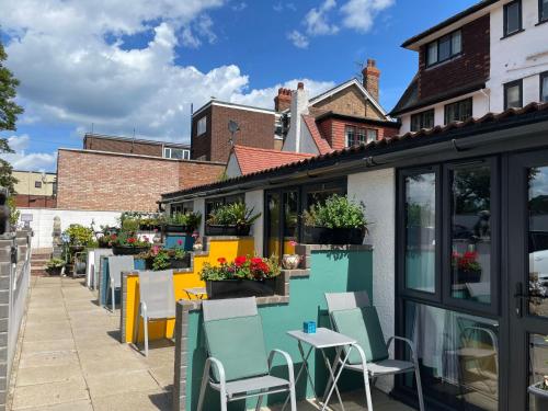 บริการและสิ่งอำนวยความสะดวก, ไนท์ คอร์ท โฮเทล (Knights Court Hotel) in เกรท ยาร์เม้าส์